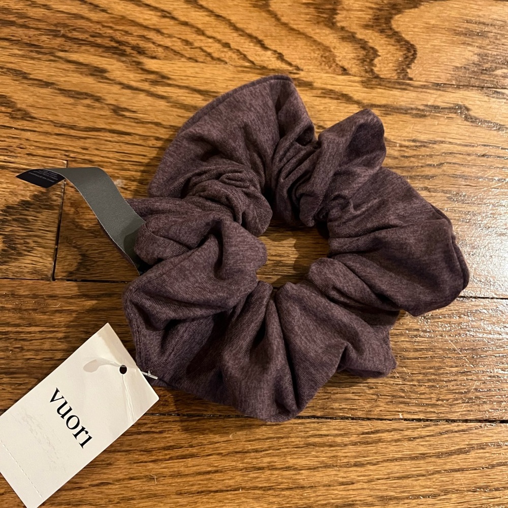 Vuori. Halo Oversized Scrunchy. Smoked Plum Heather.